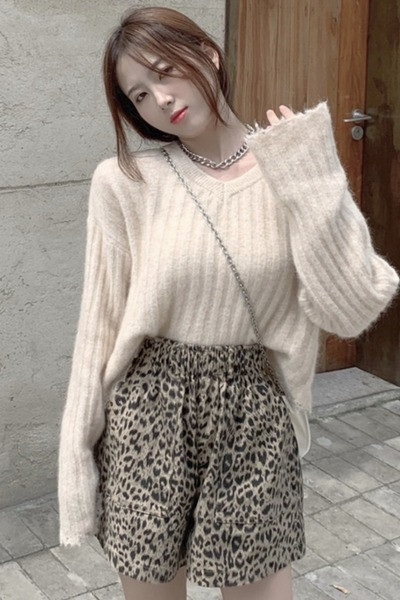 Naiste pikkade varrukatega kampsun ja spitsikaelus, valge