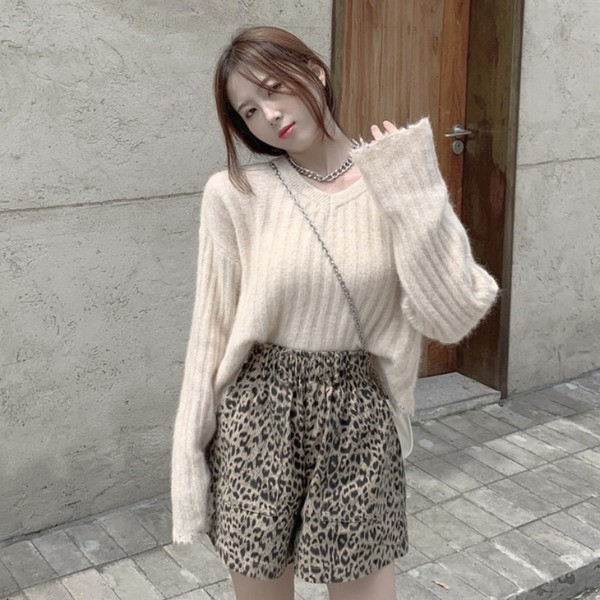 Naiste pikkade varrukatega kampsun ja spitsikaelus, valge