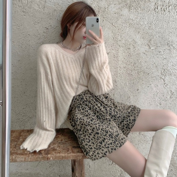 Naiste pikkade varrukatega kampsun ja spitsikaelus, valge