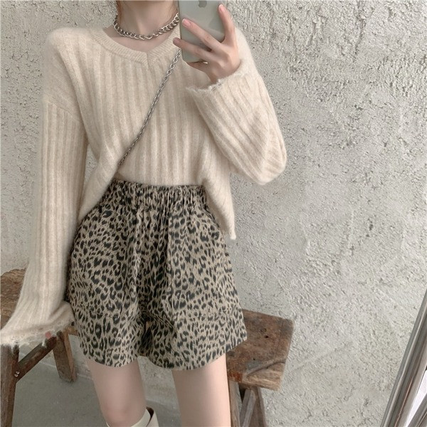 Naiste pikkade varrukatega kampsun ja spitsikaelus, valge