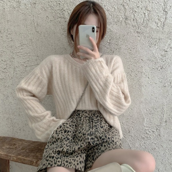 Naiste pikkade varrukatega kampsun ja spitsikaelus, valge