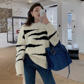 Naiste lai ovaalse kaelusega kampsun beežis toonis