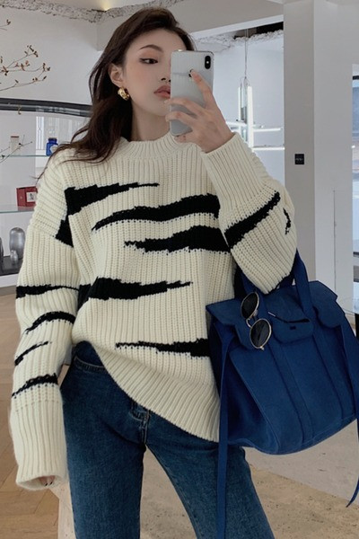 Naiste lai ovaalse kaelusega kampsun beežis toonis