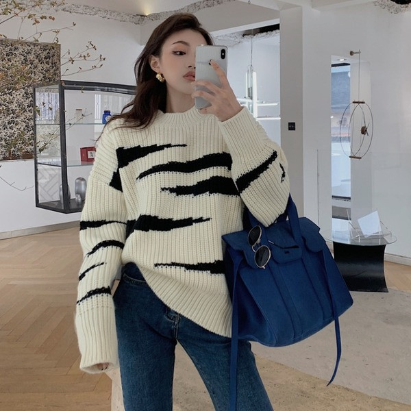 Naiste lai ovaalse kaelusega kampsun beežis toonis