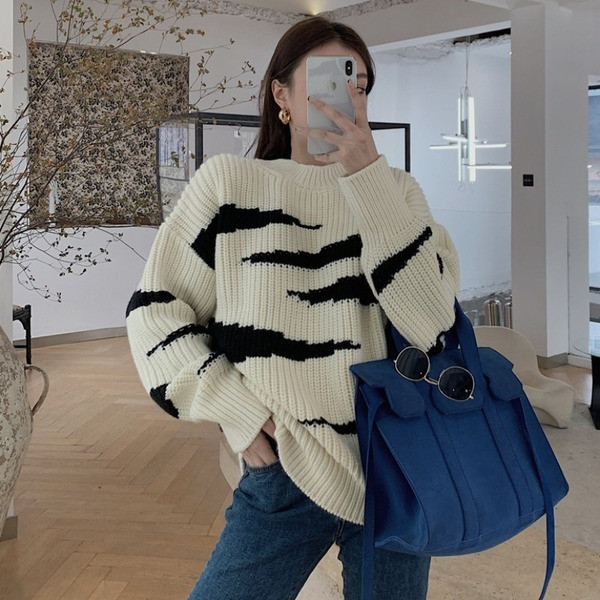 Naiste lai ovaalse kaelusega kampsun beežis toonis