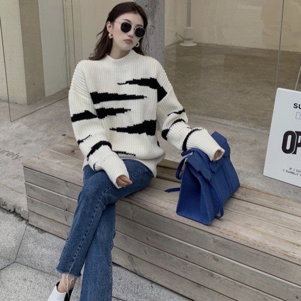 Naiste lai ovaalse kaelusega kampsun beežis toonis