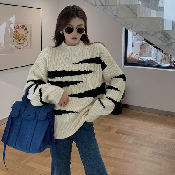 Naiste lai ovaalse kaelusega kampsun beežis toonis