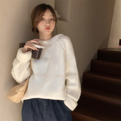 Γυναικείο πουλόβερ με οβάλ λαιμόκοψη και κουκούλα - κλασικό μοντέλο