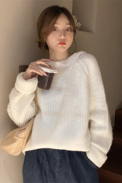 Ženski pulover s ovalnim izrezom i kapuljačom - jednobojni model