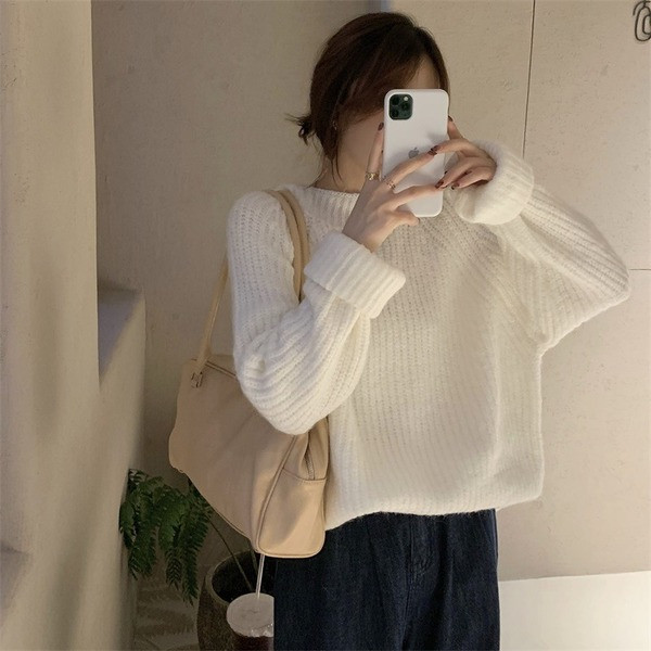 Ženski pulover s ovalnim izrezom i kapuljačom - jednobojni model