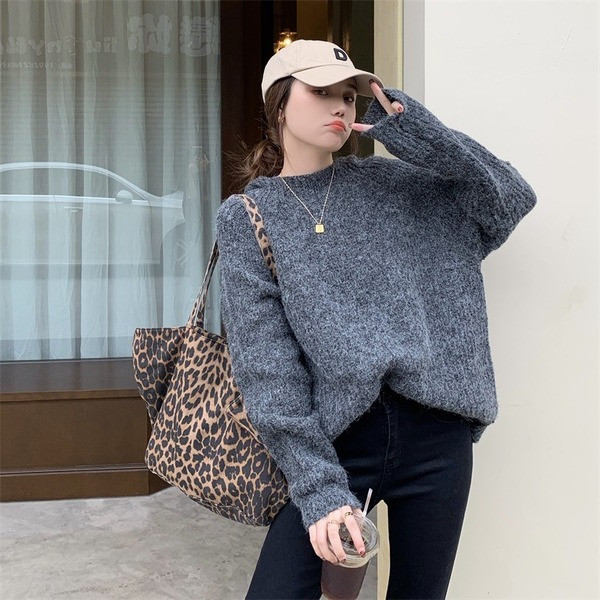 Ženski pulover s ovalnim izrezom i kapuljačom - jednobojni model