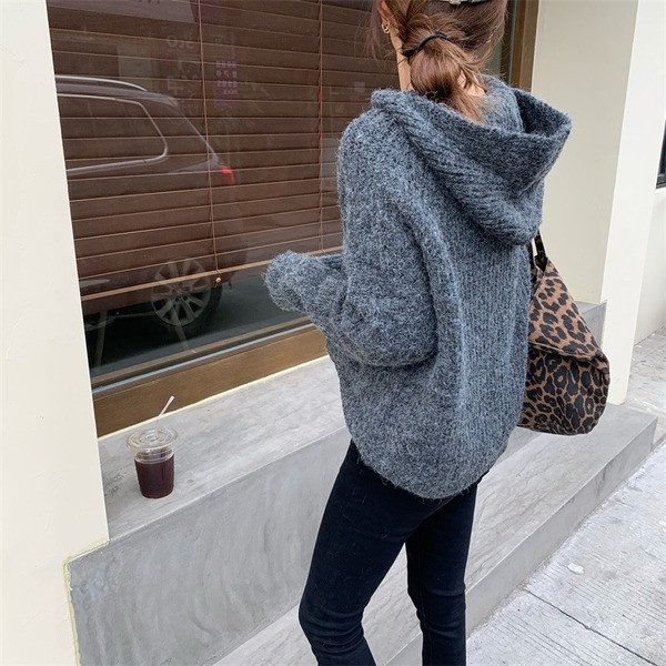 Ženski pulover s ovalnim izrezom i kapuljačom - jednobojni model