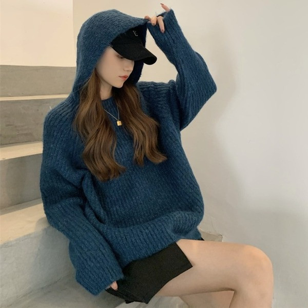 Ženski pulover s ovalnim izrezom i kapuljačom - jednobojni model