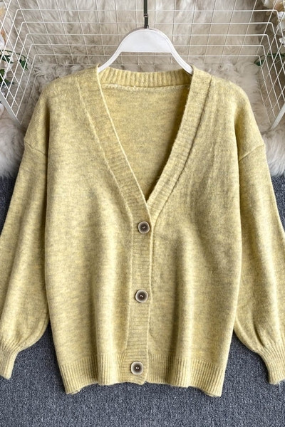 Naiste nööpide ja pikkade varrukatega sulevest