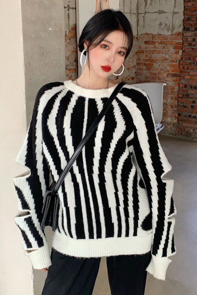 Ovaalse dekoltee ja väljalõigetega naiste kampsun