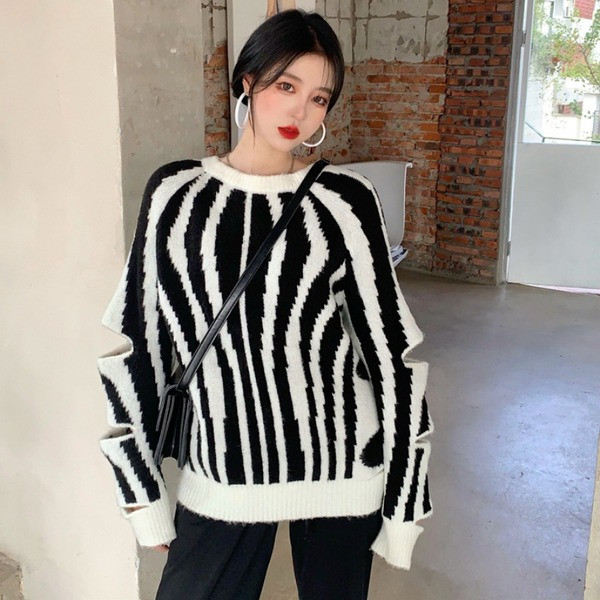 Ovaalse dekoltee ja väljalõigetega naiste kampsun