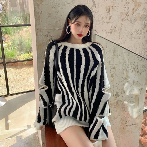 Ovaalse dekoltee ja väljalõigetega naiste kampsun