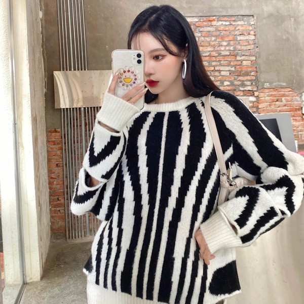 Ovaalse dekoltee ja väljalõigetega naiste kampsun