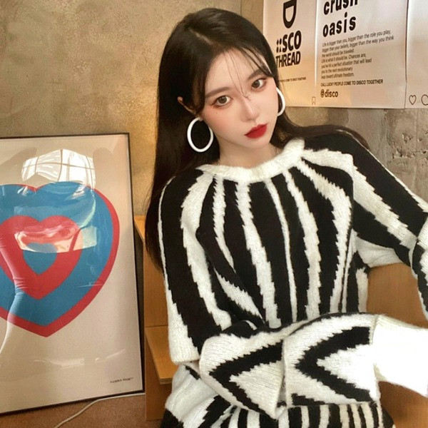 Ovaalse dekoltee ja väljalõigetega naiste kampsun