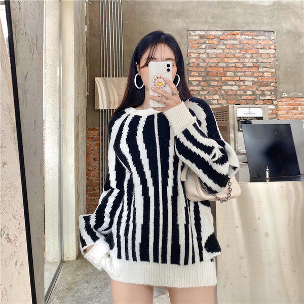 Ovaalse dekoltee ja väljalõigetega naiste kampsun