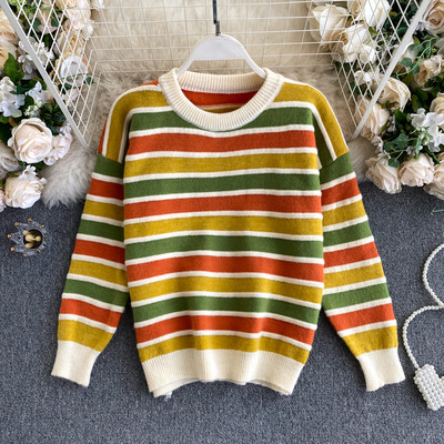Πολύχρωμο ριγέ γυναικείο πουλόβερ με στρογγυλή λαιμόκοψη