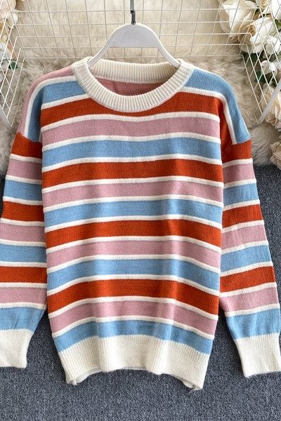 Πολύχρωμο ριγέ γυναικείο πουλόβερ με στρογγυλή λαιμόκοψη