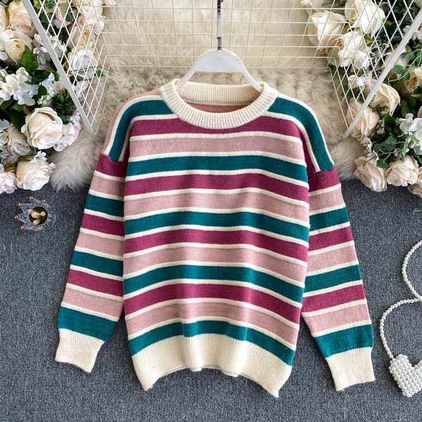 Πολύχρωμο ριγέ γυναικείο πουλόβερ με στρογγυλή λαιμόκοψη