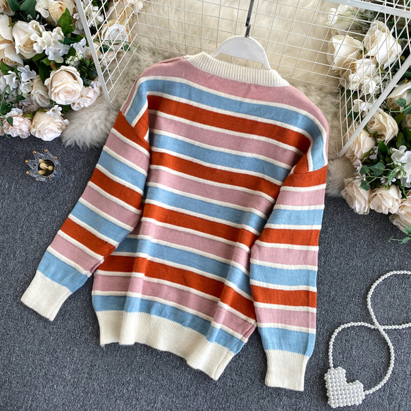 Πολύχρωμο ριγέ γυναικείο πουλόβερ με στρογγυλή λαιμόκοψη