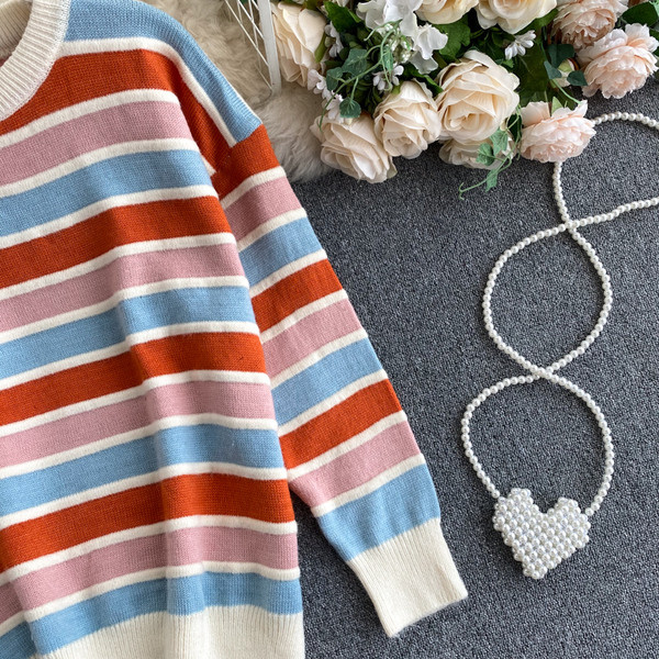 Πολύχρωμο ριγέ γυναικείο πουλόβερ με στρογγυλή λαιμόκοψη