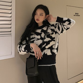 Γυναικείο πουλόβερ με οβάλ λαιμόκοψη και μακριά μανίκια