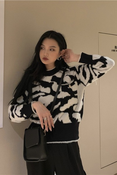 Γυναικείο πουλόβερ με οβάλ λαιμόκοψη και μακριά μανίκια