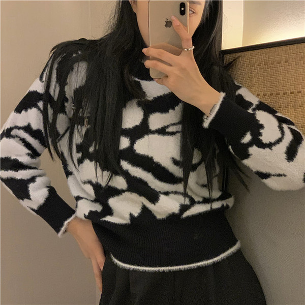 Γυναικείο πουλόβερ με οβάλ λαιμόκοψη και μακριά μανίκια