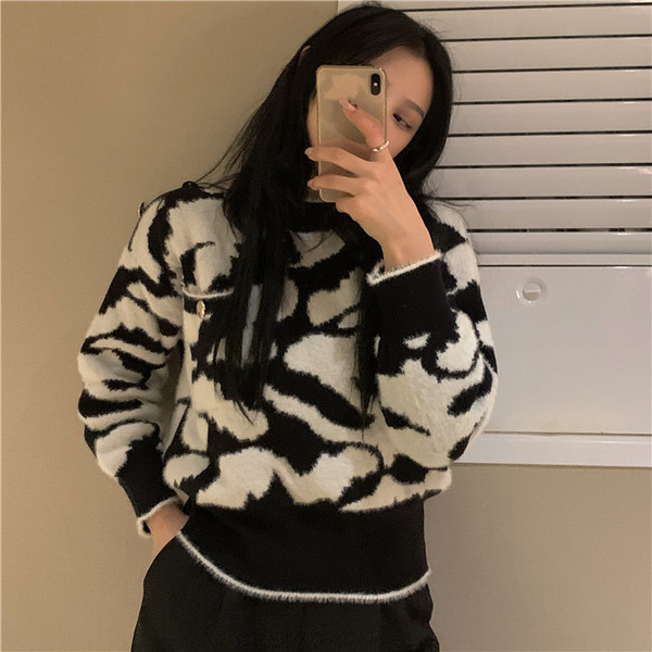 Γυναικείο πουλόβερ με οβάλ λαιμόκοψη και μακριά μανίκια