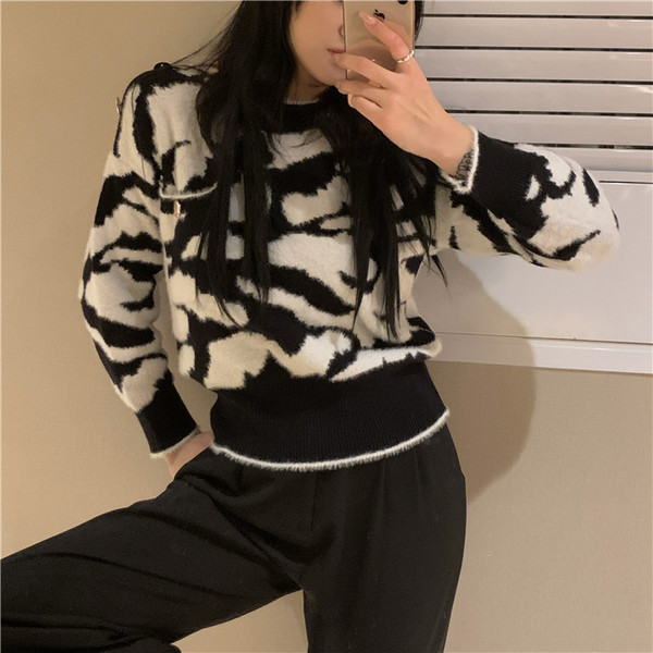 Γυναικείο πουλόβερ με οβάλ λαιμόκοψη και μακριά μανίκια