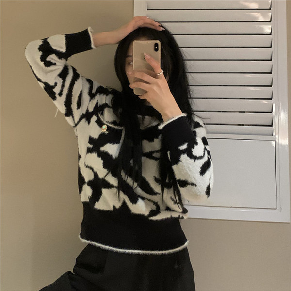 Γυναικείο πουλόβερ με οβάλ λαιμόκοψη και μακριά μανίκια