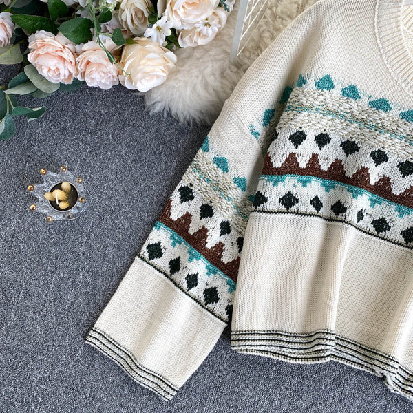 Πλεκτό γυναικείο πουλόβερ με οβάλ ντεκολτέ