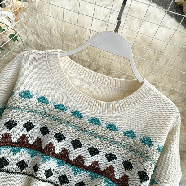 Πλεκτό γυναικείο πουλόβερ με οβάλ ντεκολτέ