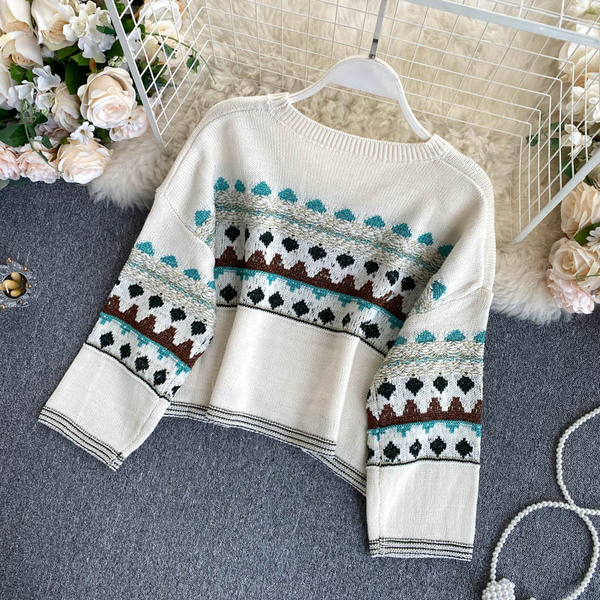 Πλεκτό γυναικείο πουλόβερ με οβάλ ντεκολτέ