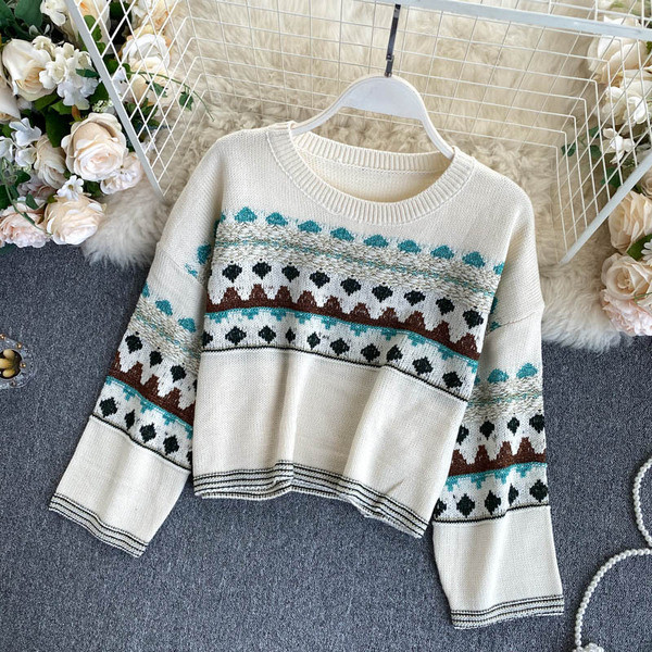 Πλεκτό γυναικείο πουλόβερ με οβάλ ντεκολτέ