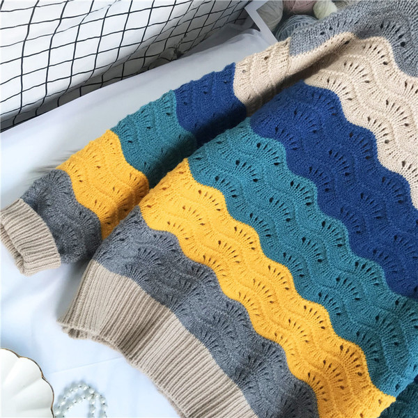 Pulover de damă cu dungi, cu decolteu rotund și mâneci lungi