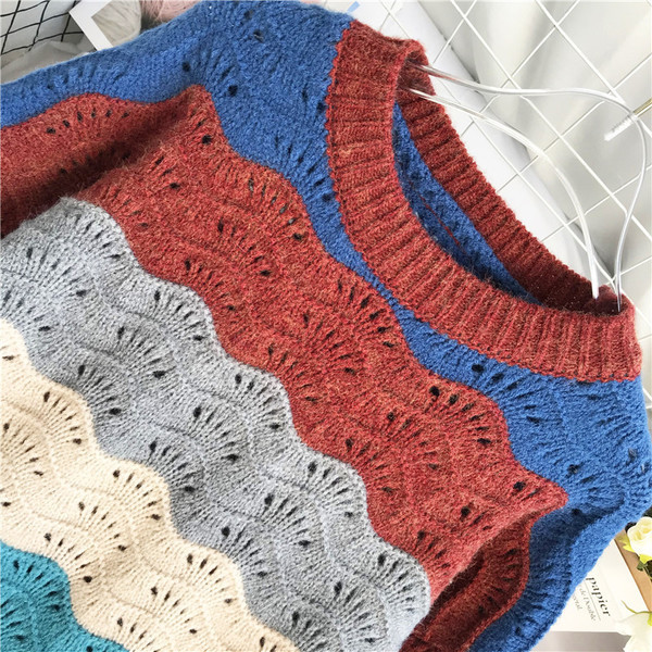 Pulover de damă cu dungi, cu decolteu rotund și mâneci lungi