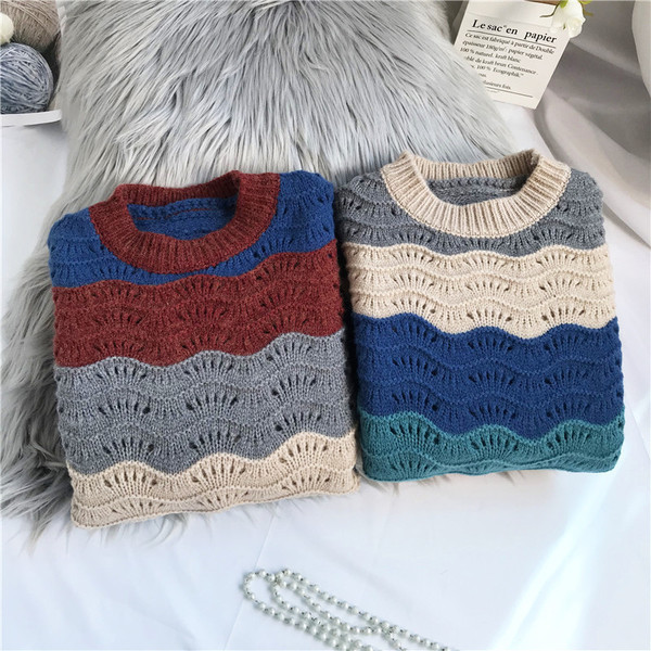 Pulover de damă cu dungi, cu decolteu rotund și mâneci lungi