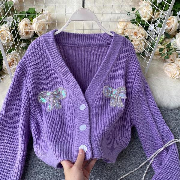 Γυναικείο πουλόβερ με μοβ χρώμα και κορδέλα με πούλιες