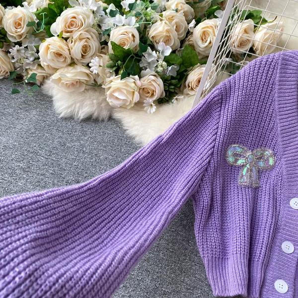 Γυναικείο πουλόβερ με μοβ χρώμα και κορδέλα με πούλιες