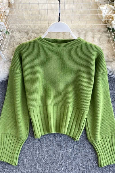 Jednobojni ženski džemper sa ovalnim izrezom