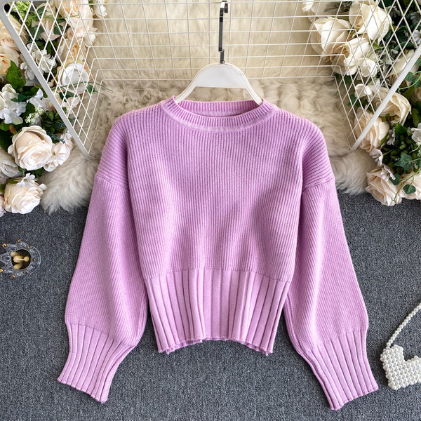 Jednobojni ženski džemper sa ovalnim izrezom