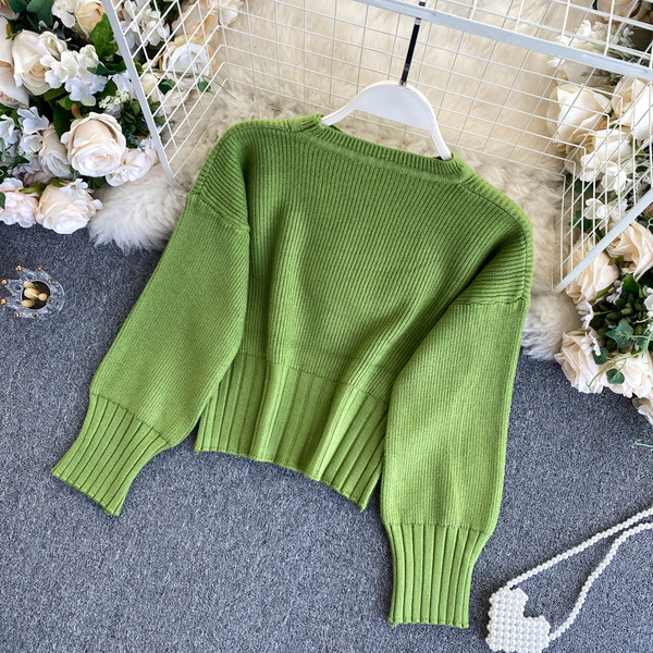 Jednobojni ženski džemper sa ovalnim izrezom