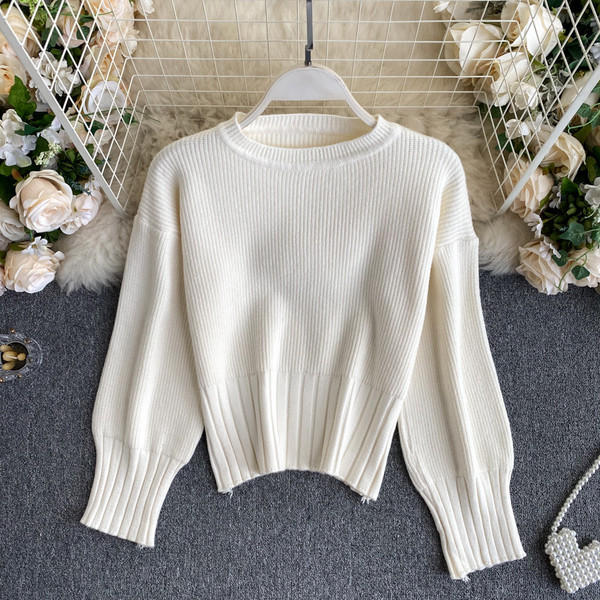 Jednobojni ženski džemper sa ovalnim izrezom