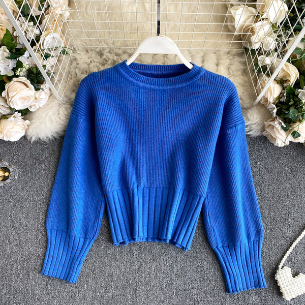 Jednobojni ženski džemper sa ovalnim izrezom