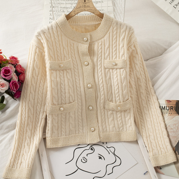 Γυναικεία ζακέτα  με κουμπιά και στρογγυλή λαιμόκοψη